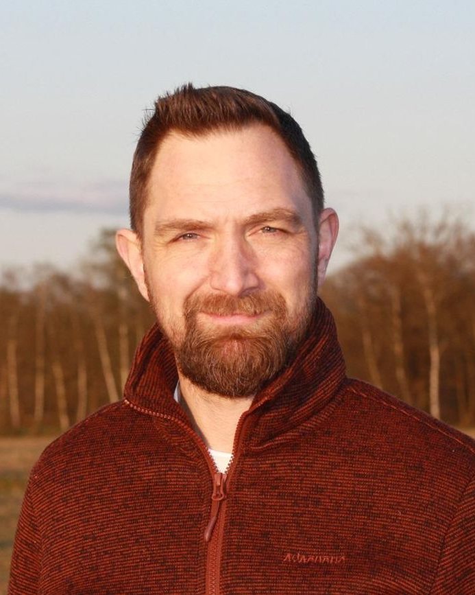 Portret van Sven Van Boven in de natuur bij avondlicht.